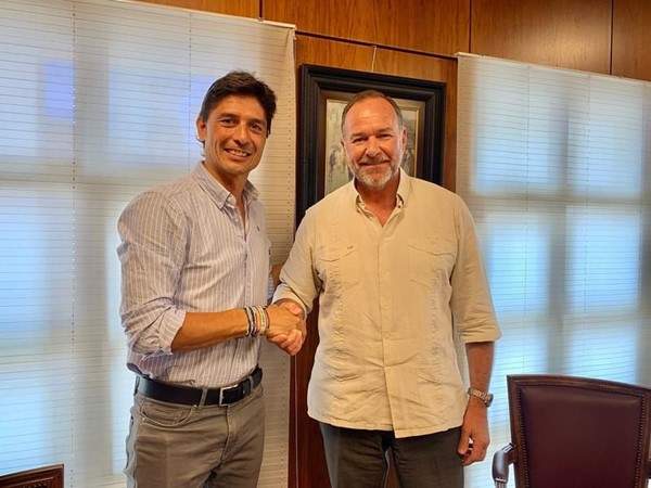 240803. Los presidentes de Caja Rural del Sur y su Fundación y del Recreativo de Huelva tras cerrar el acuerdo.
