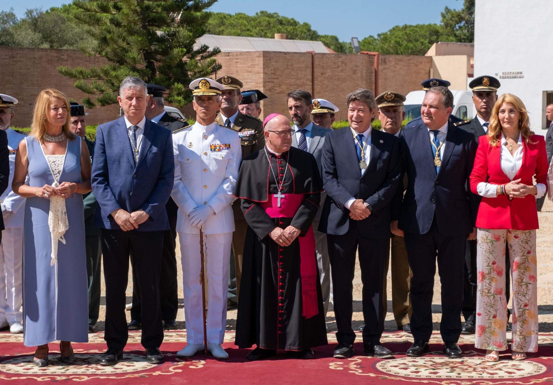 Autoridades civiles y militares participantes en el acto solemne