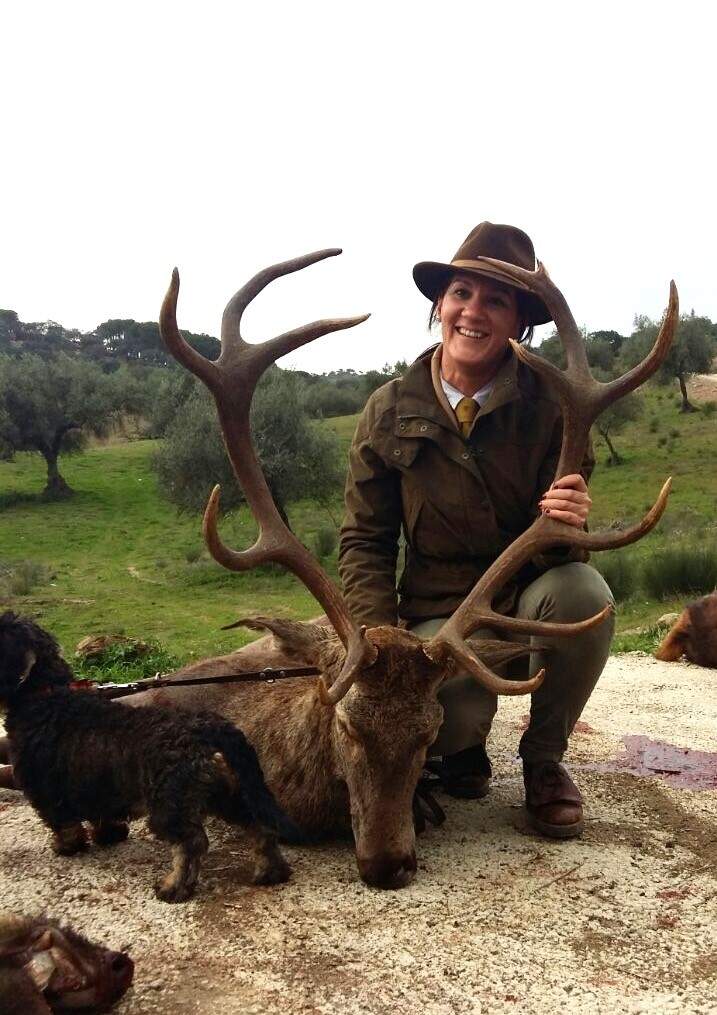Con su perrita Wilma, posando con el primer venado importante que abatió en Encinasola ,