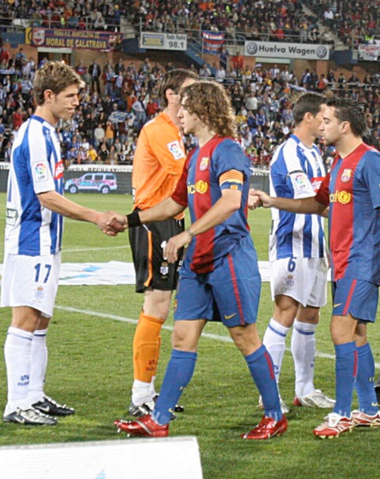 El día de su debut en Primera saludando al barcelonista Carles Puyol