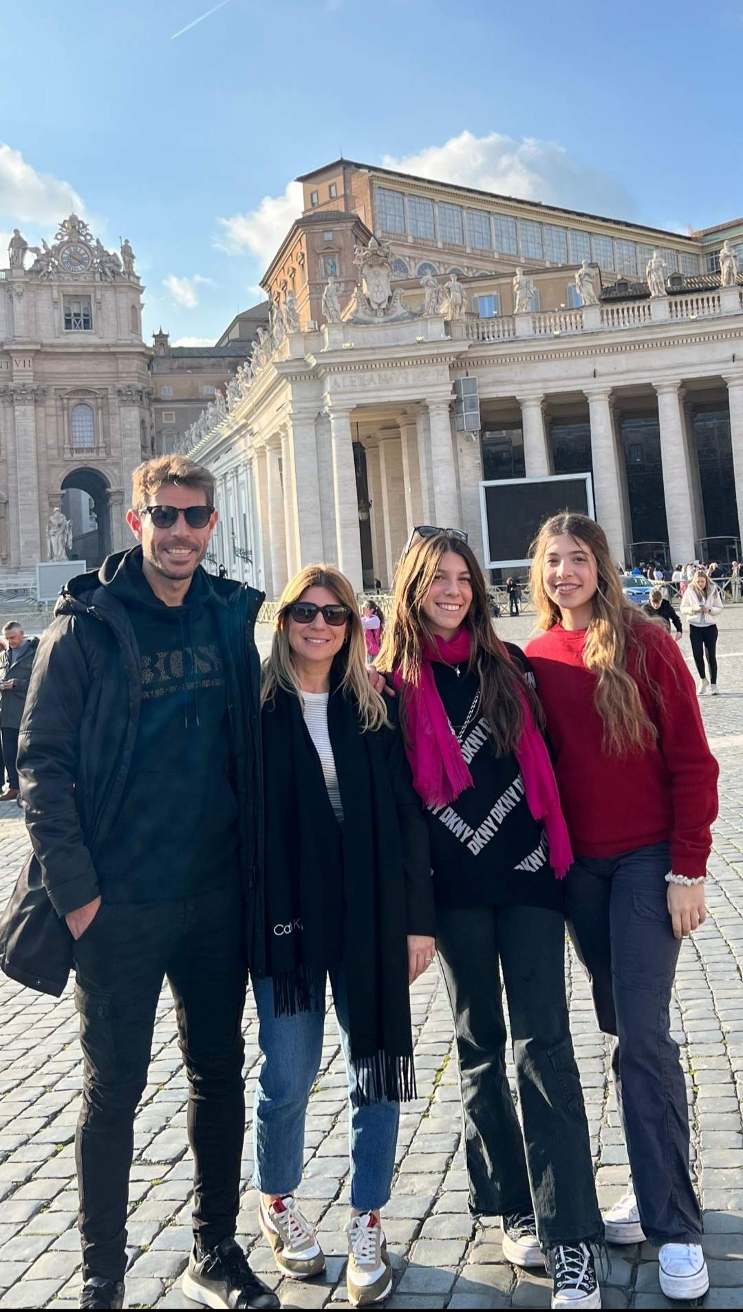 Rafa junto a su esposa Sonia y sus hijas Sonia Y Daniela