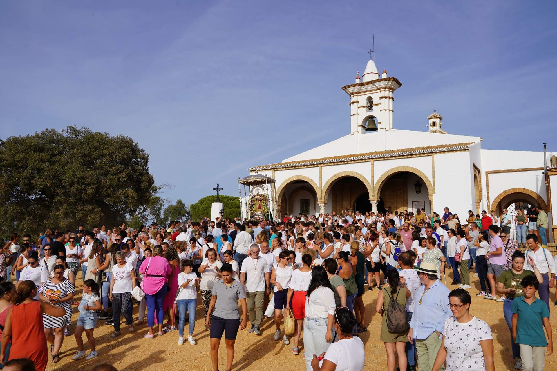 Imagen del traslado de la virgen el pasado año. Salida de la ermita hacia Moguer