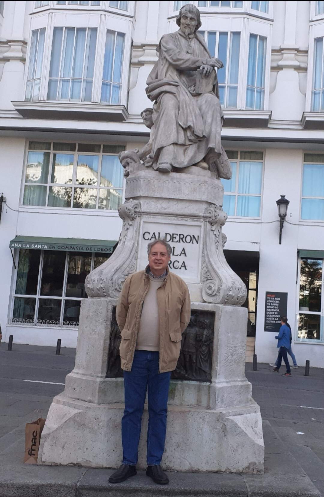 En Madrid junto al monumento dedicado al escritor Pedro Calderón de la Barca
