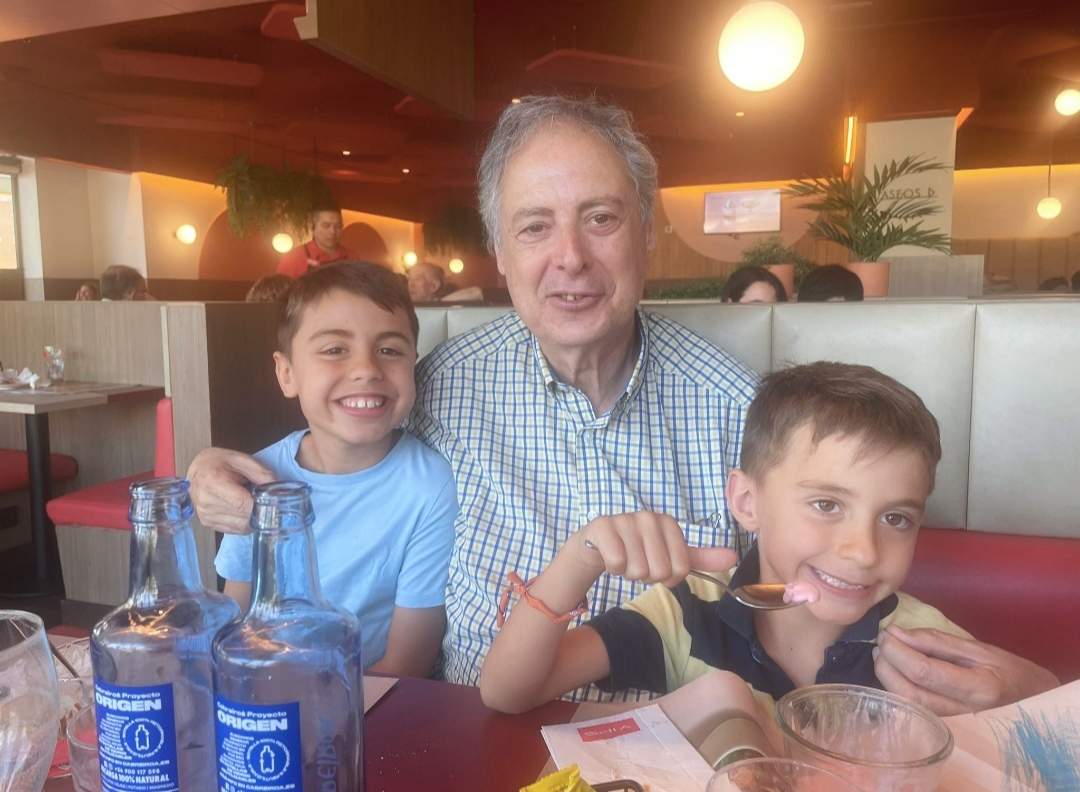 Ejerciendo de abuelo con sus nietos Marcos y Alejandro