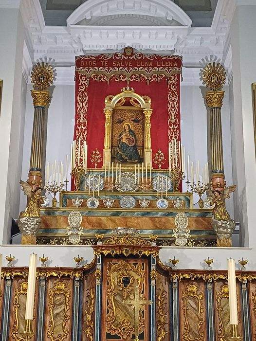 Altar de cultos preparado en La Merced