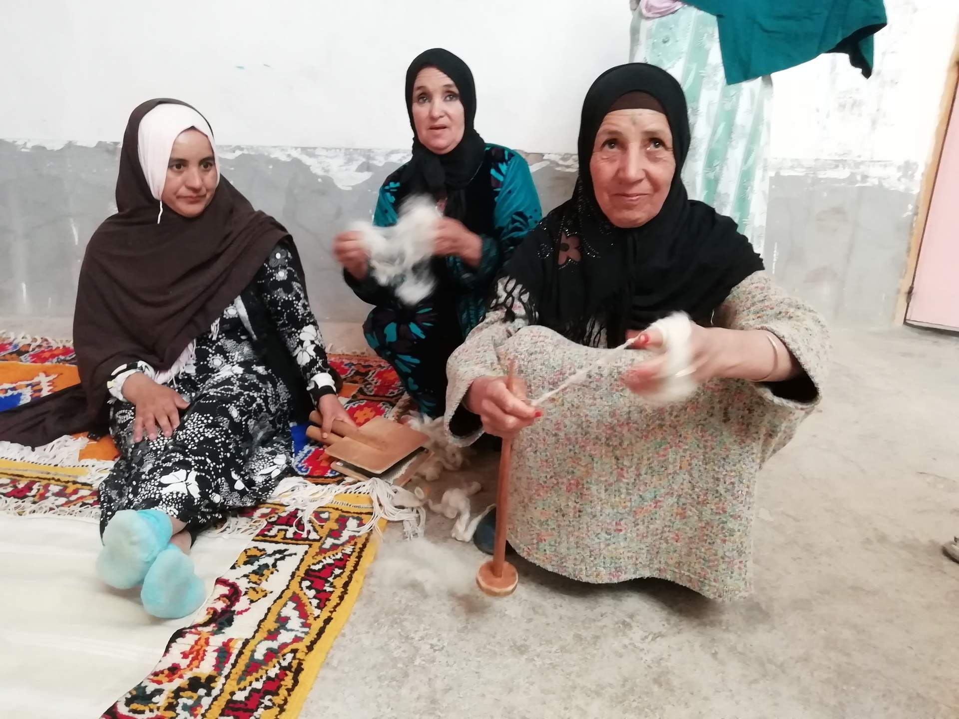 Mujeres trabajando en las alfombras