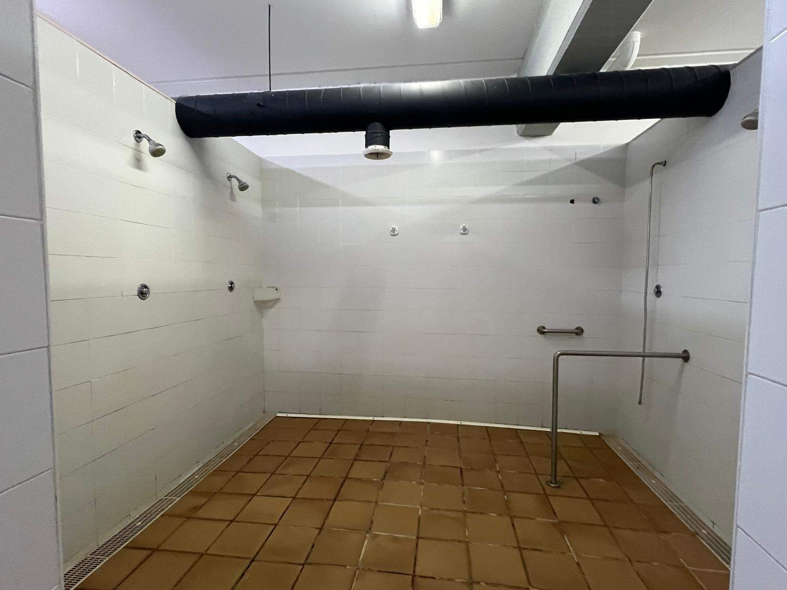 Zona de duchas polideportivos