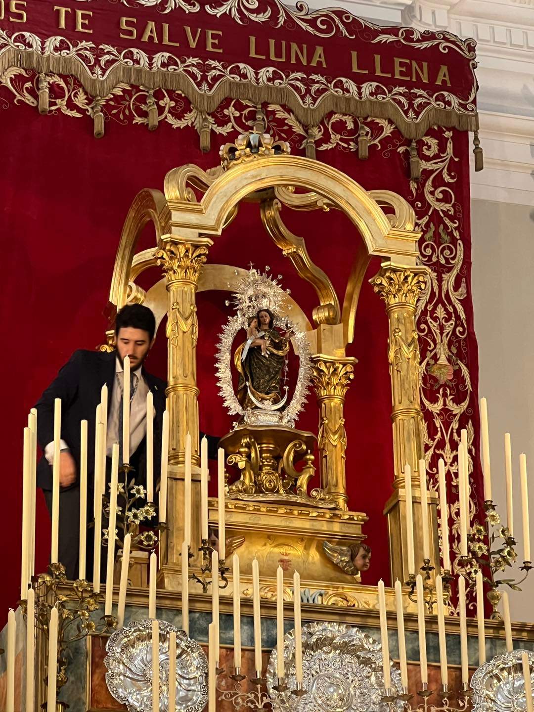 Ya presidiendo el altar