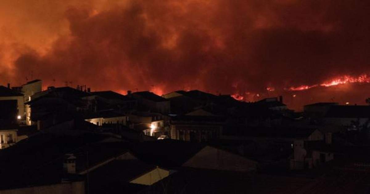 Imagen nocturna del tremendo incendio