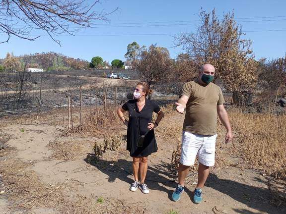 Vecinos de Cueva de la Mora afectados por el incendio