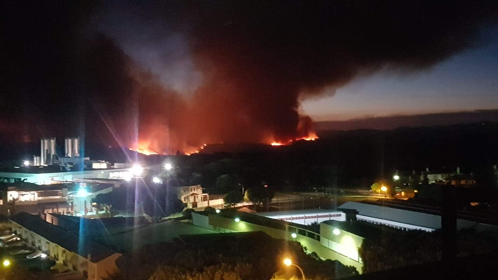 El incendio llegó a cercar la mina de Aguas Teñidas, con una importante reserva de explosivos en esos momentos