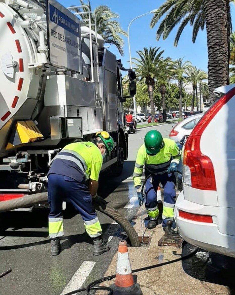 Operarios en labores de limpieza