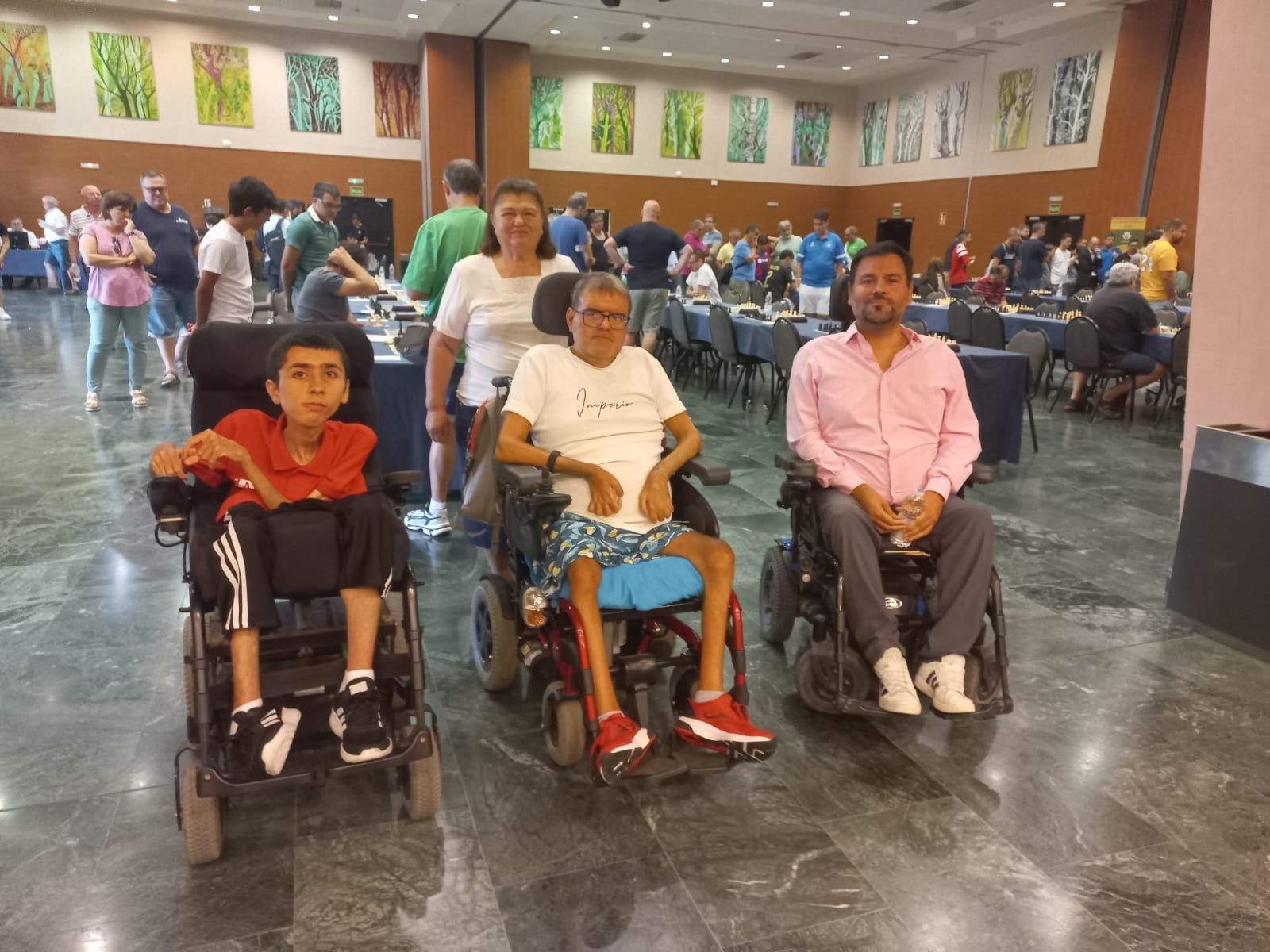 Carlos López, acompañado por sus compañeros ajedrecistas en un torneo