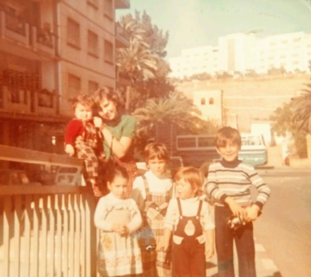 En su infancia, junto a su hermano Ángel Luis, su primo Ángel y sus primas Isa y Meli