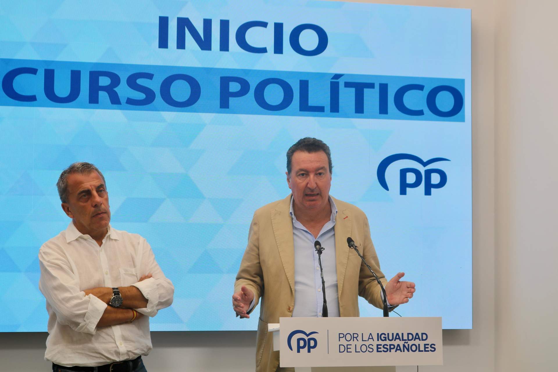 González junto a Pepe Díaz, alcalde de Sanlúcar de Guadiana