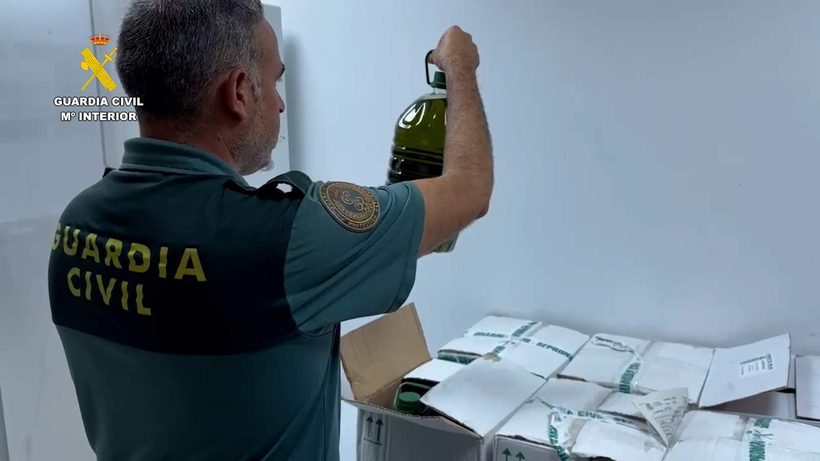 Un agente revisa la carga
