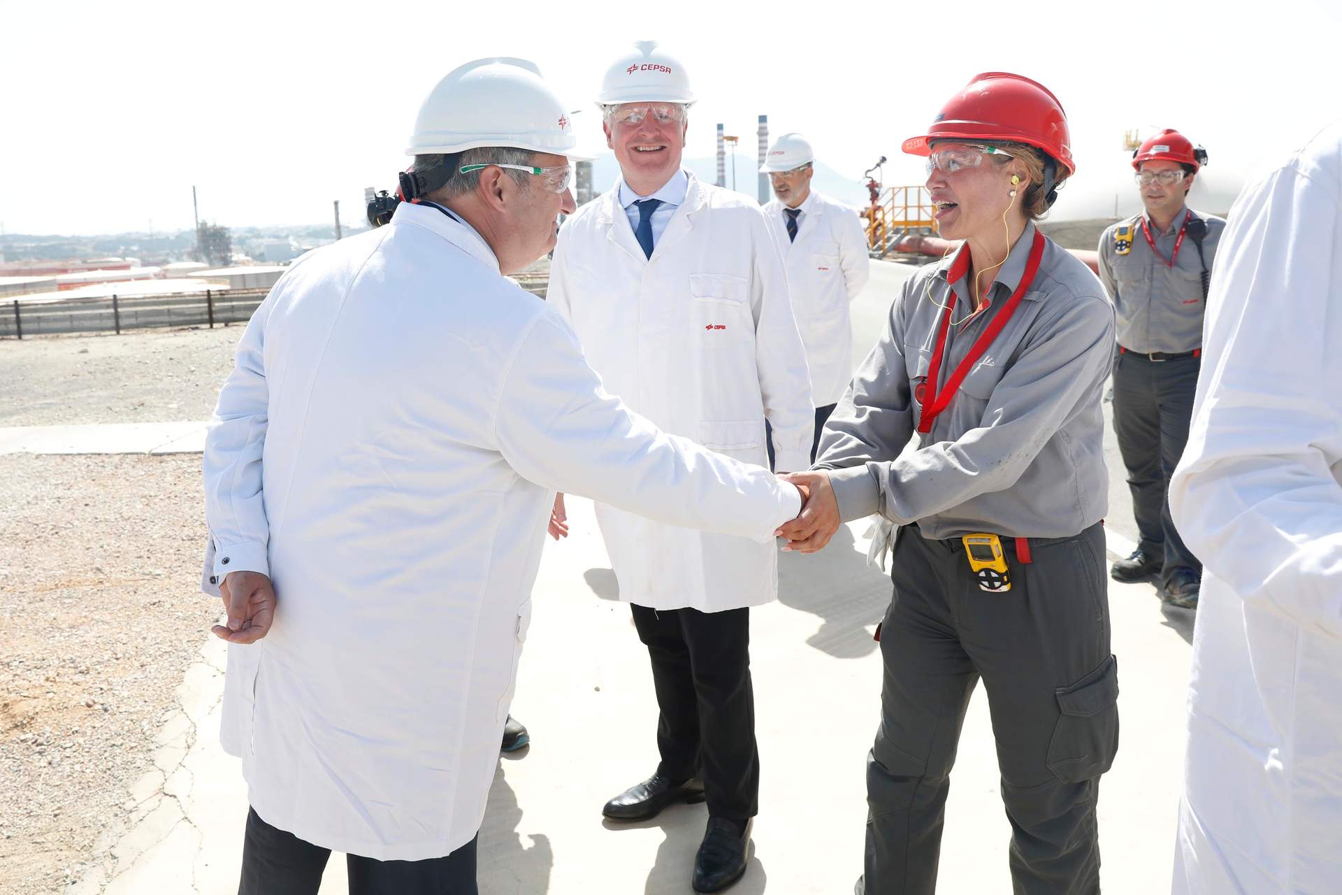 Ministro de Industria saludando a una trabajadora del Parque Energético San Roque y CEO de Cepsa en el centro de la imagen