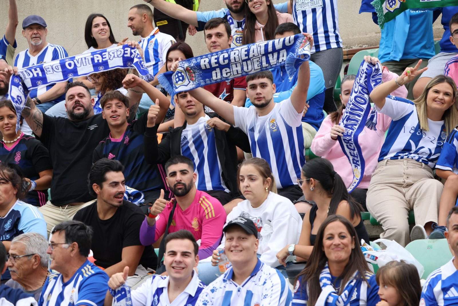 Aficionados del Recreativo en la Ciudad Deportiva Luis del Sol.