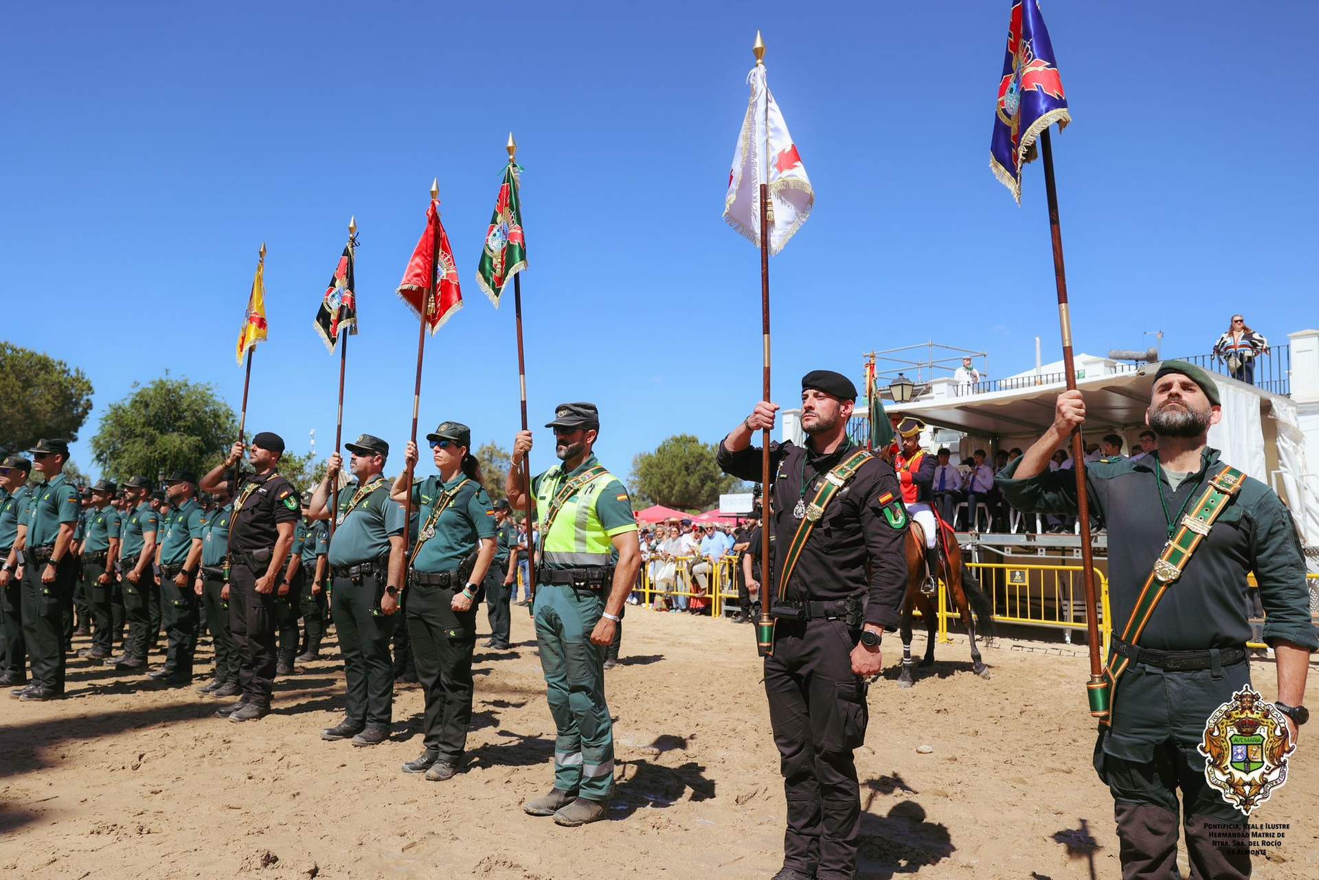 Efectivos policiales en la aldea almonteña