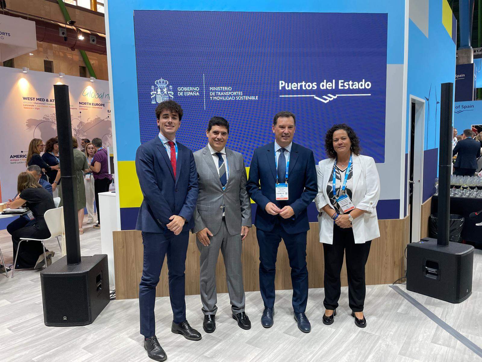 Alberto Santana, presidente del Puerto de Huelva, en la muestra
