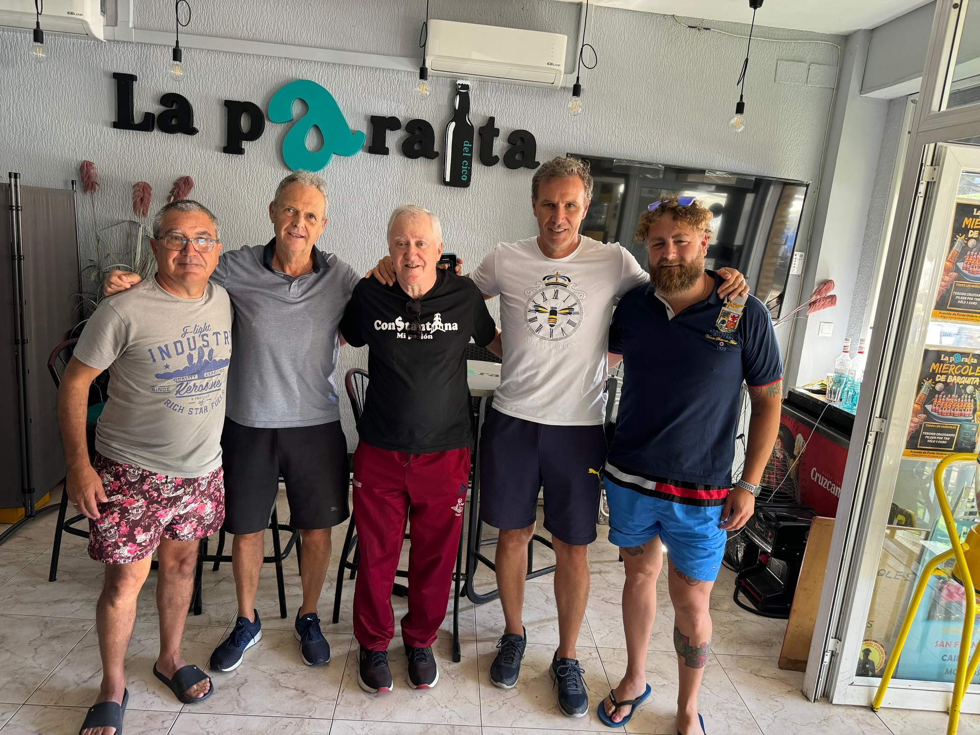 Joaquín Caparrós en El Portil, con un grupo de amigos