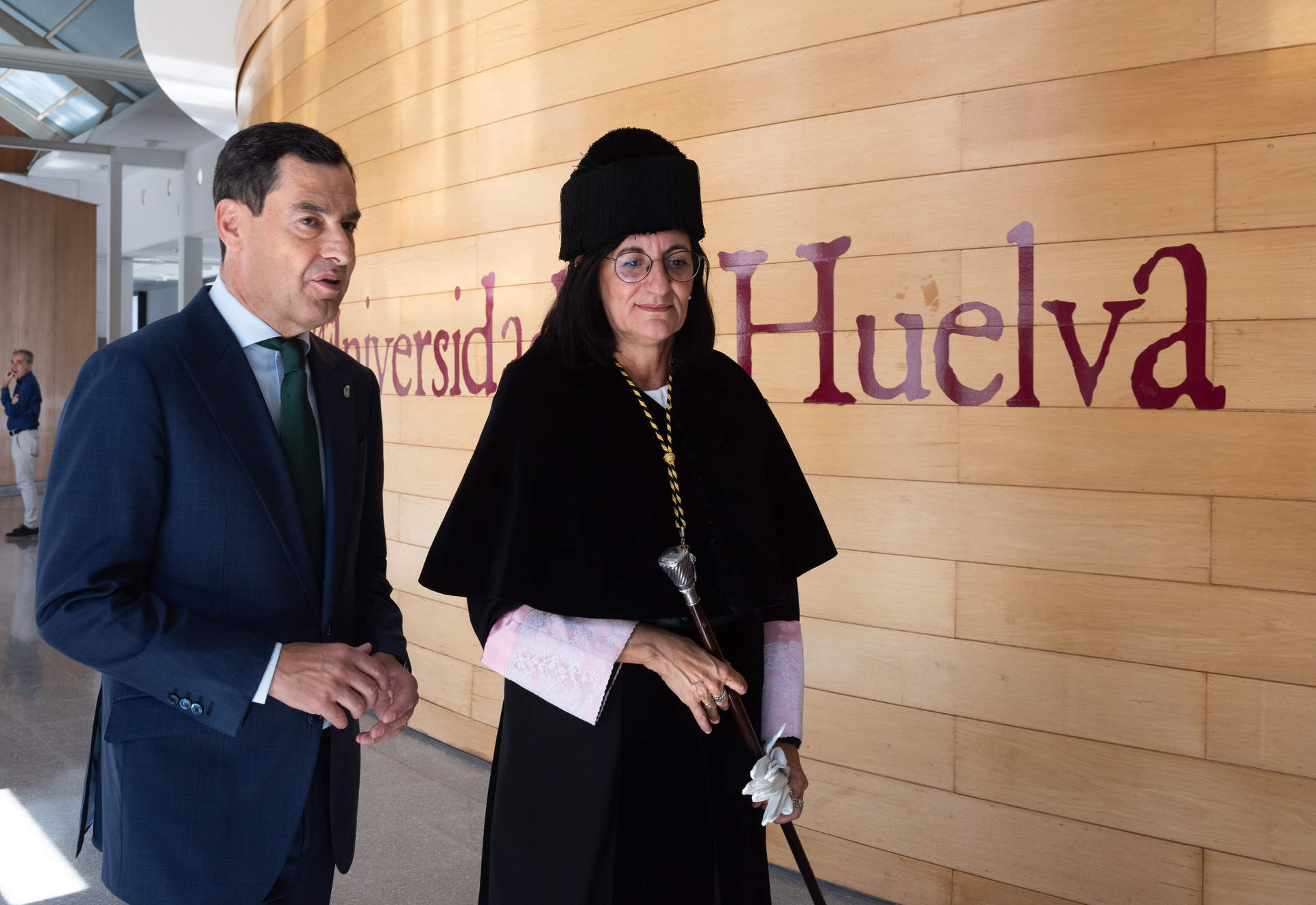 La Rectora de la UHU acompaña a Moreno en el acto de inauguración del curso académico 24-25