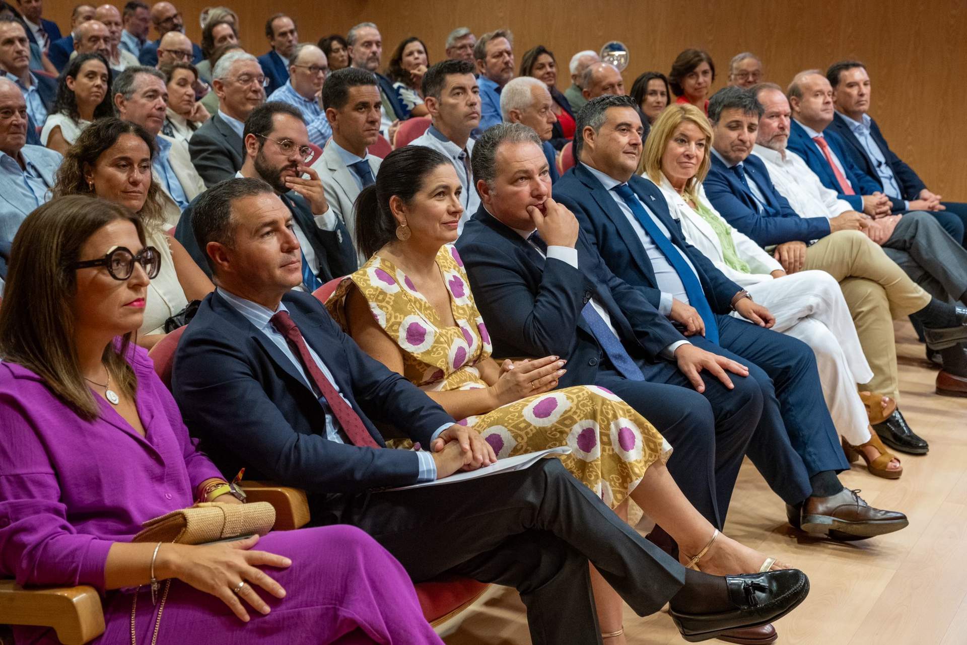 Autoridades provinciales y locales en la presentación del Salón MMH