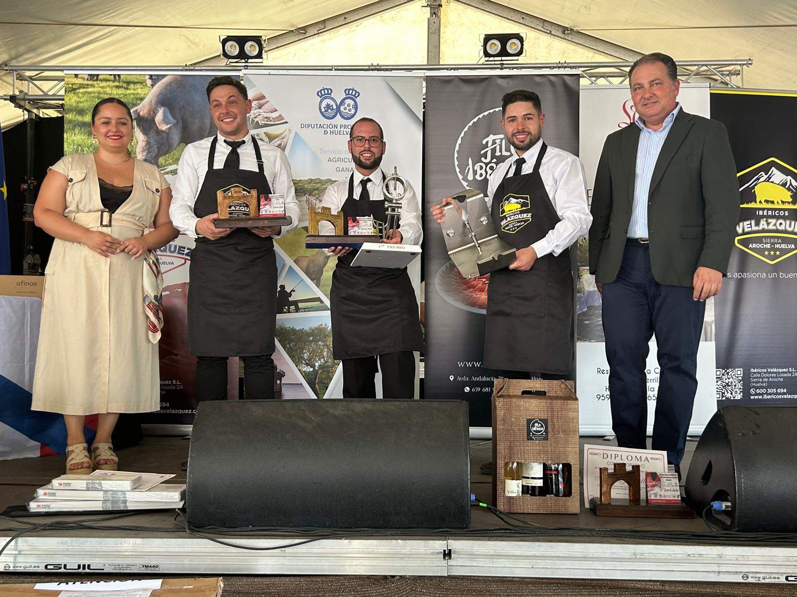 El presidente de la Diputación, David Toscano, en FEGAR junto a los cortadores de jamón