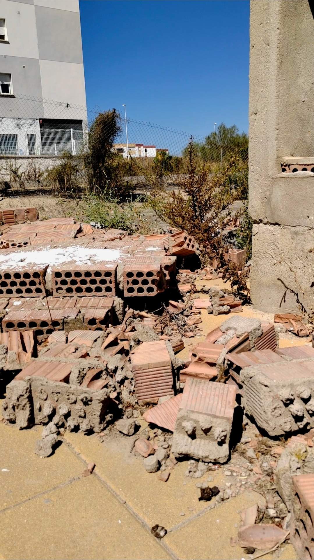 Denuncia escuela infantil, muro derrumbado