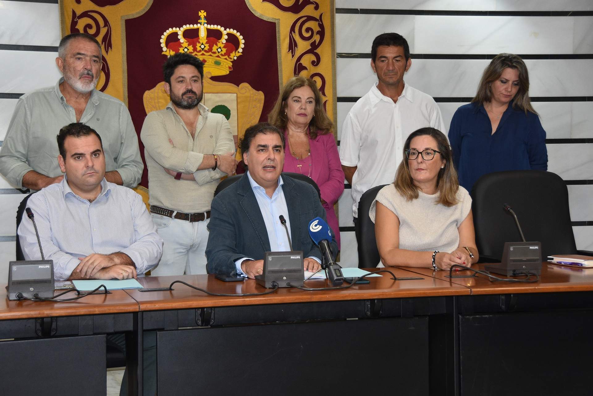 Cansino, escoltado por su equipo de Gobierno