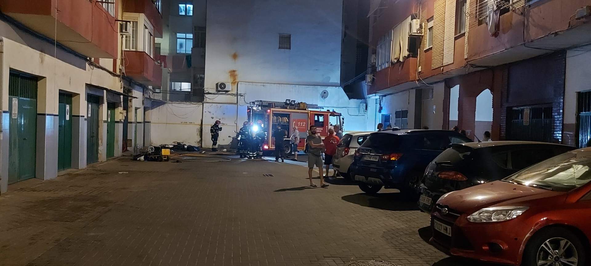 Efectivos de Bomberos trabajando en la calle