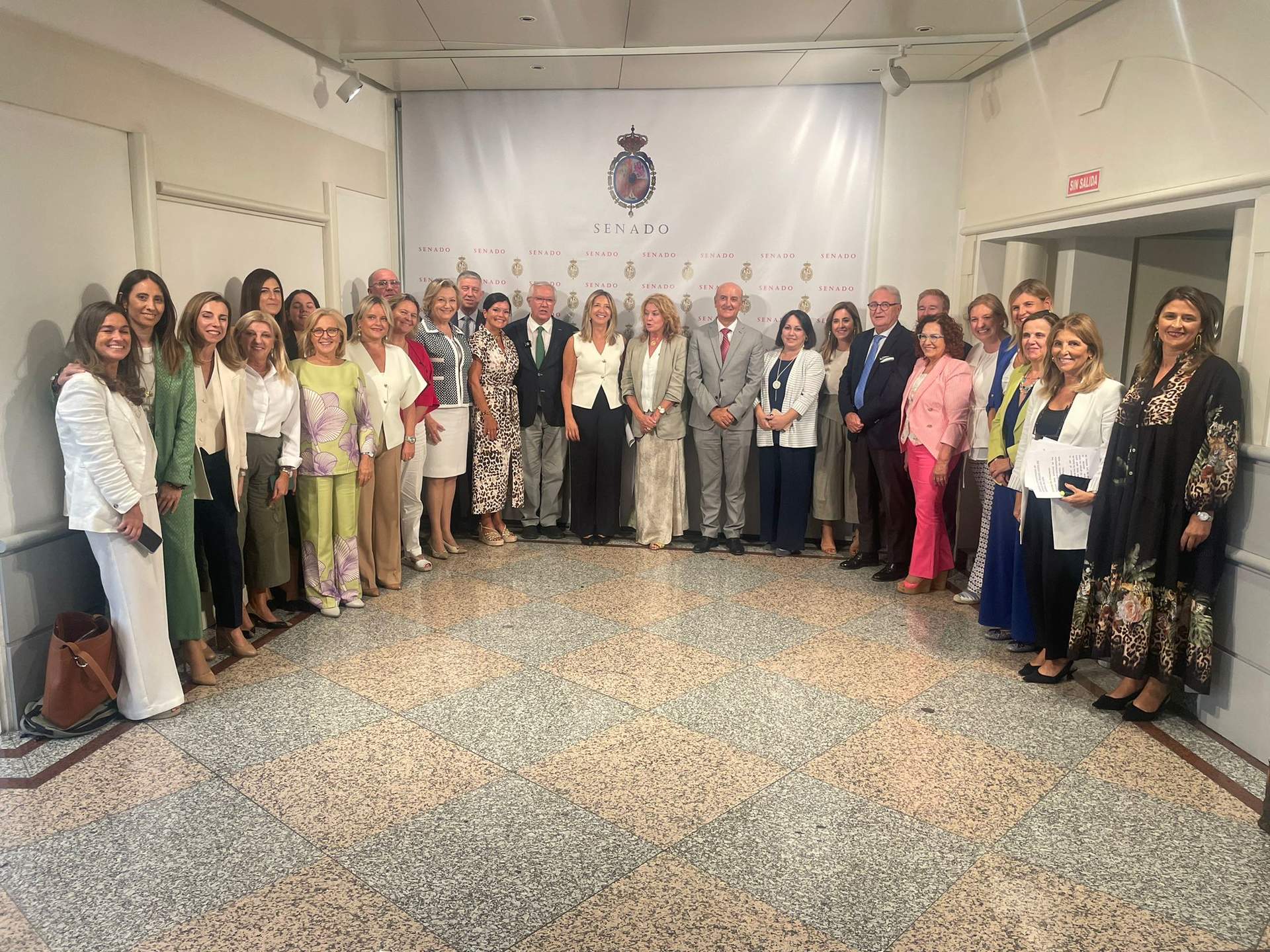Miranda, acompañada por senadores y senadoras del PP