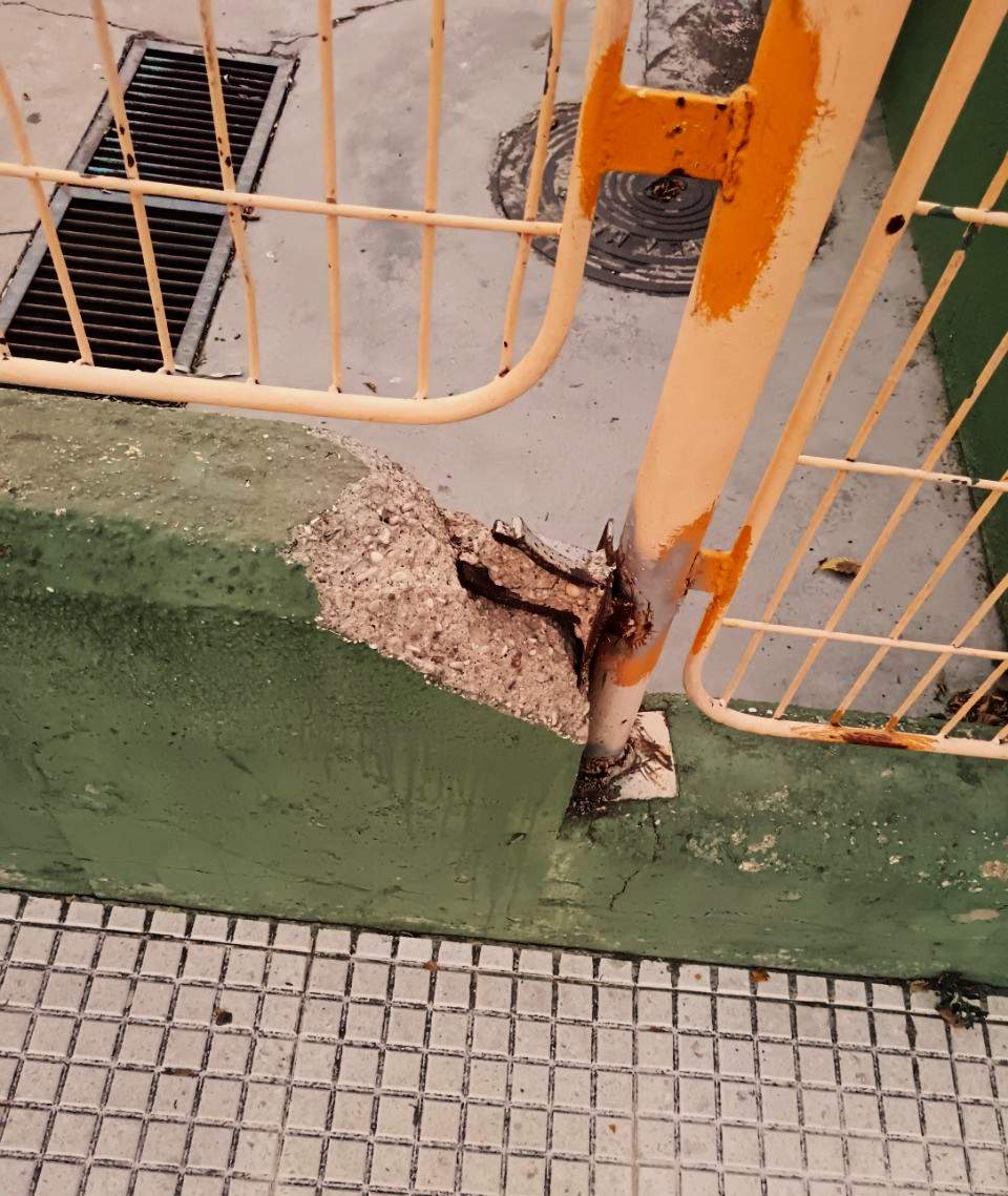 Muro destrozado CEIP Quinto Centenario