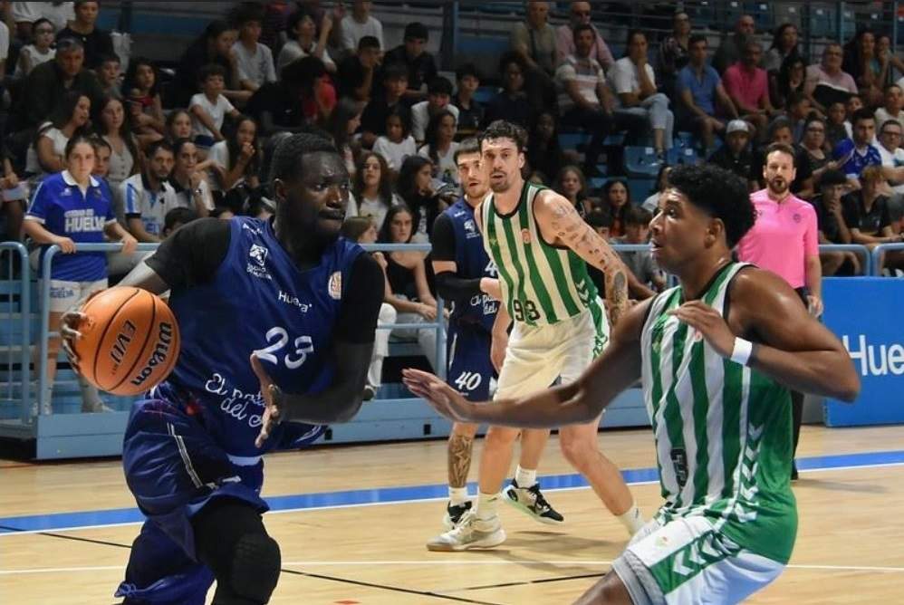 Una jugada del partido entre el Ciudad de Huelva y el Betis.