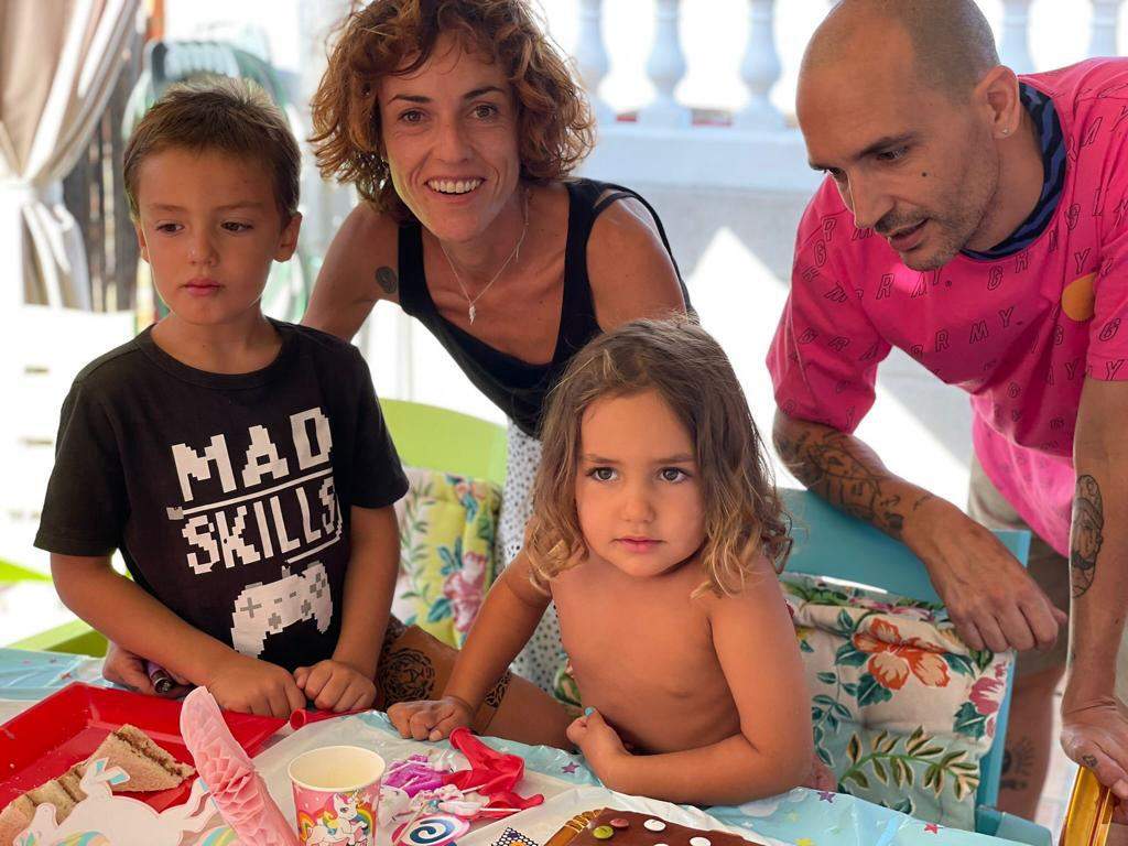 Con su pareja Marta y los hijos de ambos Lucio y África