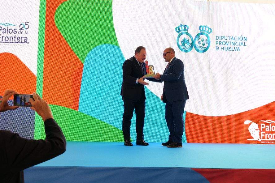David Toscano, presidente de la Diputación, recoge el reconocimiento de los regantes