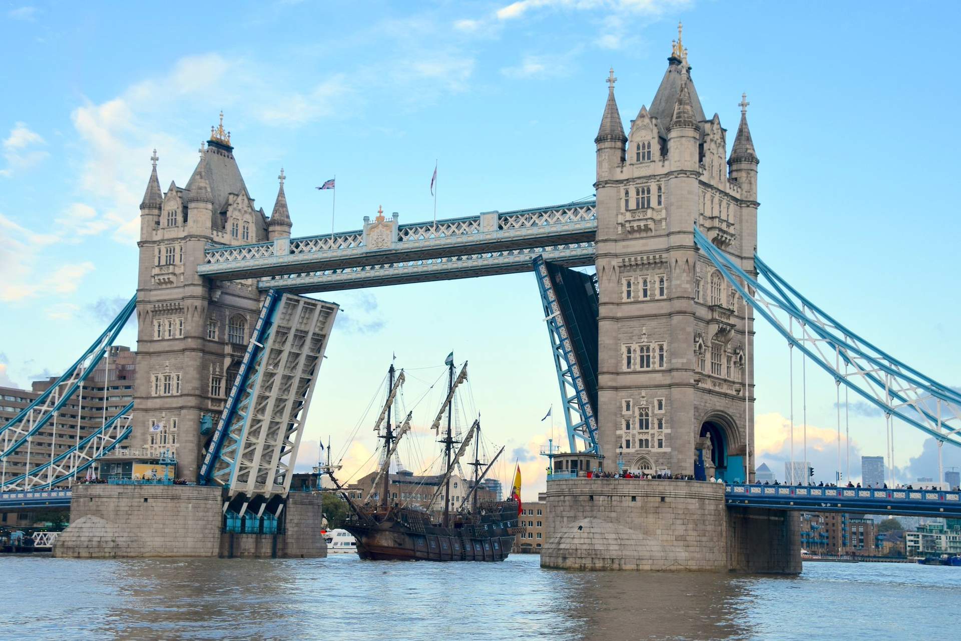 Atravesando el histórico puente