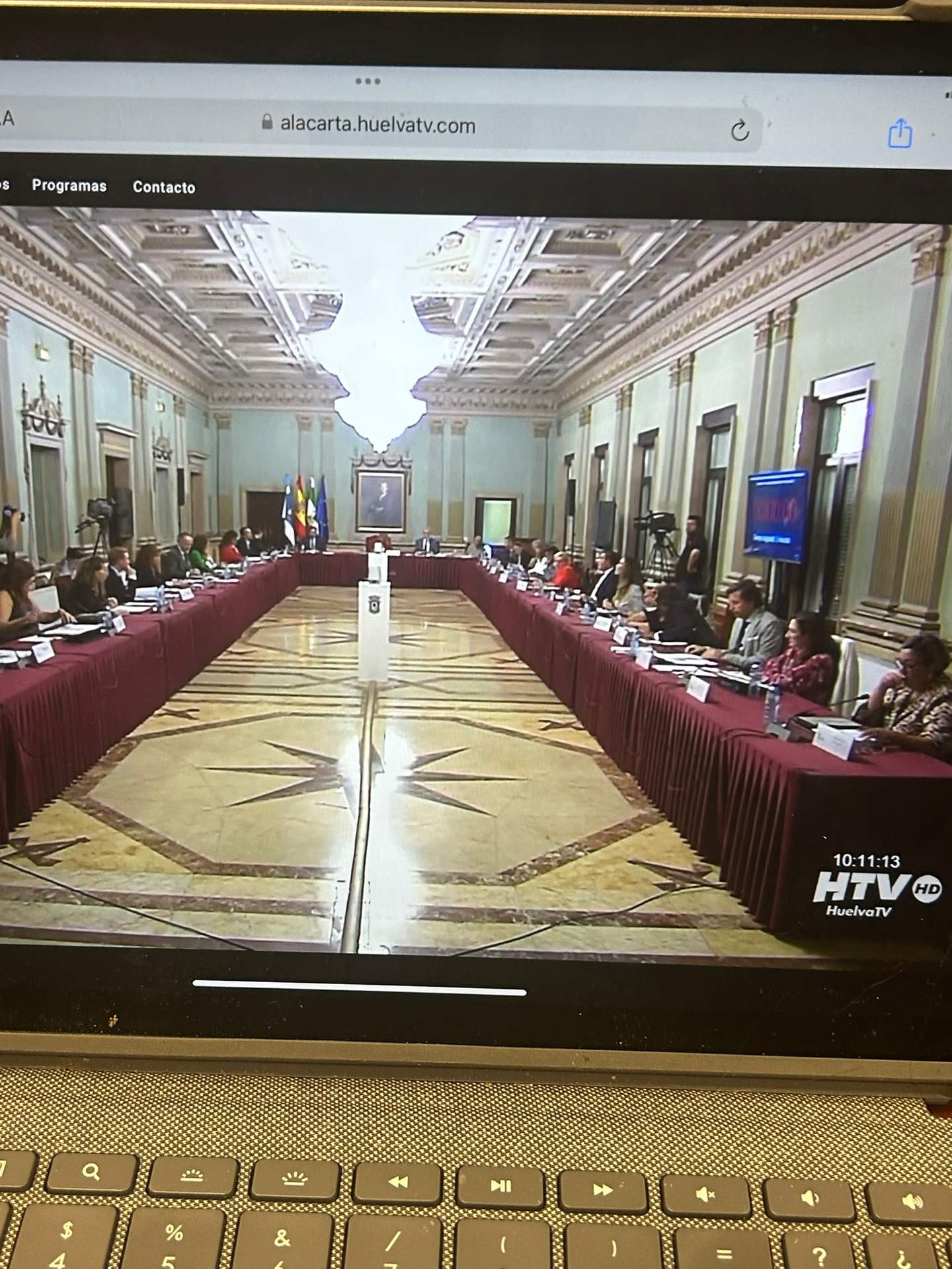 Ordenador de Gabriel Cruz, abierto, siguiendo el Pleno on line desde Madrid