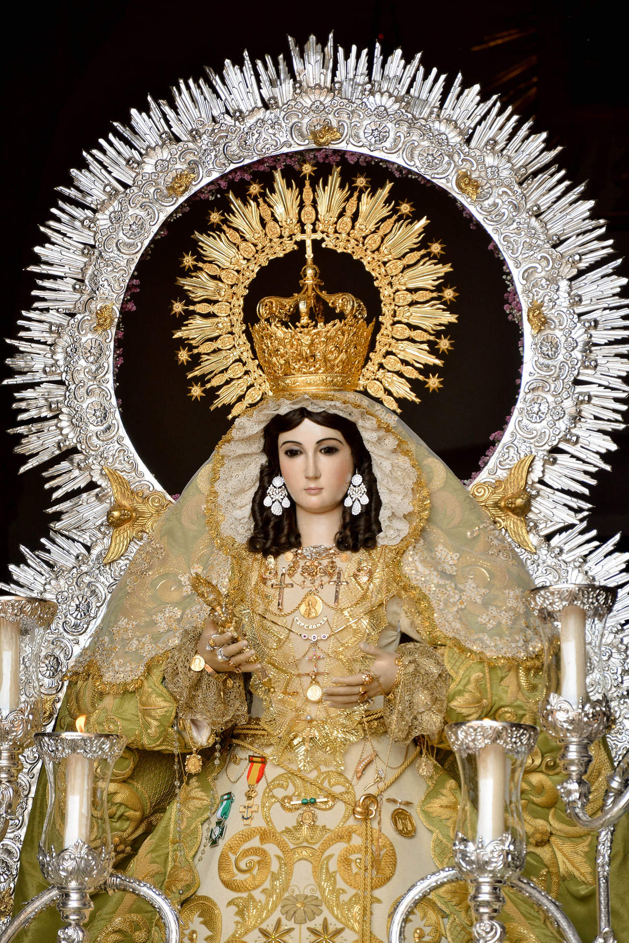 Virgen de la Esperanza de Cumbres Mayores, con su imponente presea