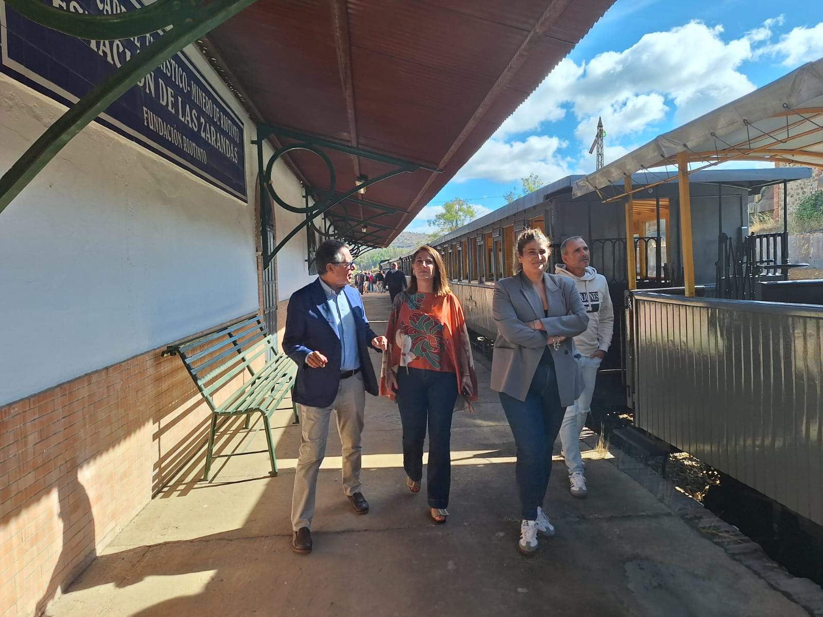 La delegada, junto a la alcaldesa de Riotinto y el director de la Fundación