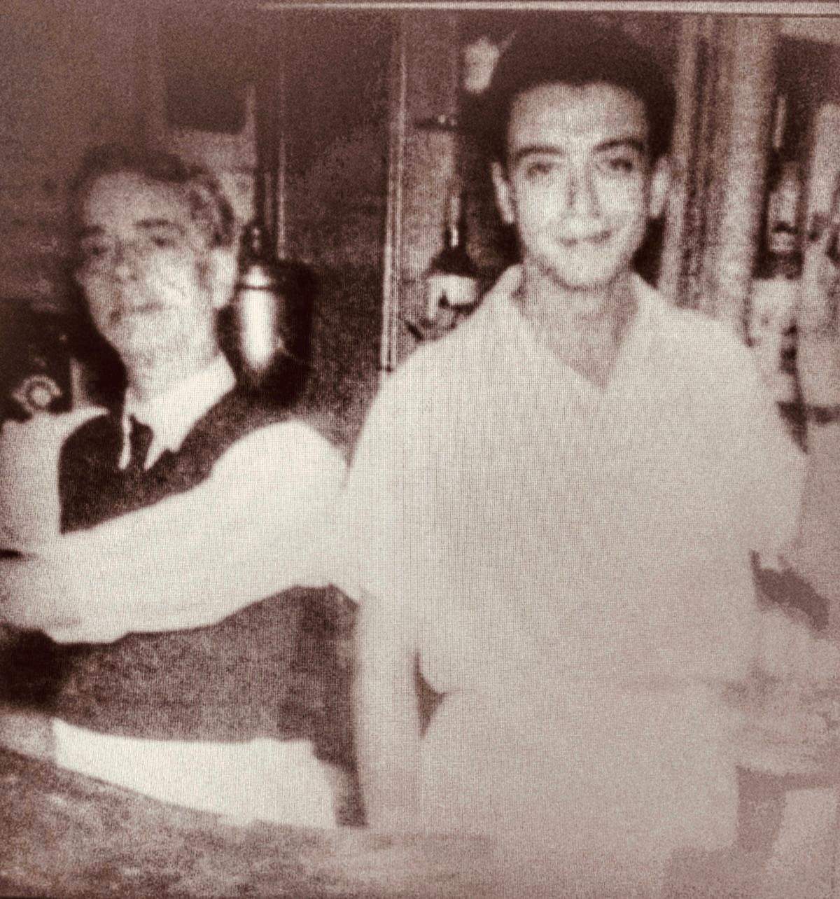 Su abuelo Manuel Martínez fundador del Bar La Central junto a su padre Francisco Martínez