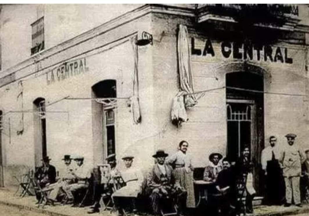 Bar La Central fundado en 1913 y qu e n la cyualidad lo regenta su hermano Gonzalo