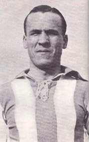 Paco Bienzobas, primo hermano de su abuelo materno y el primer máximo goleador de la Liga Española