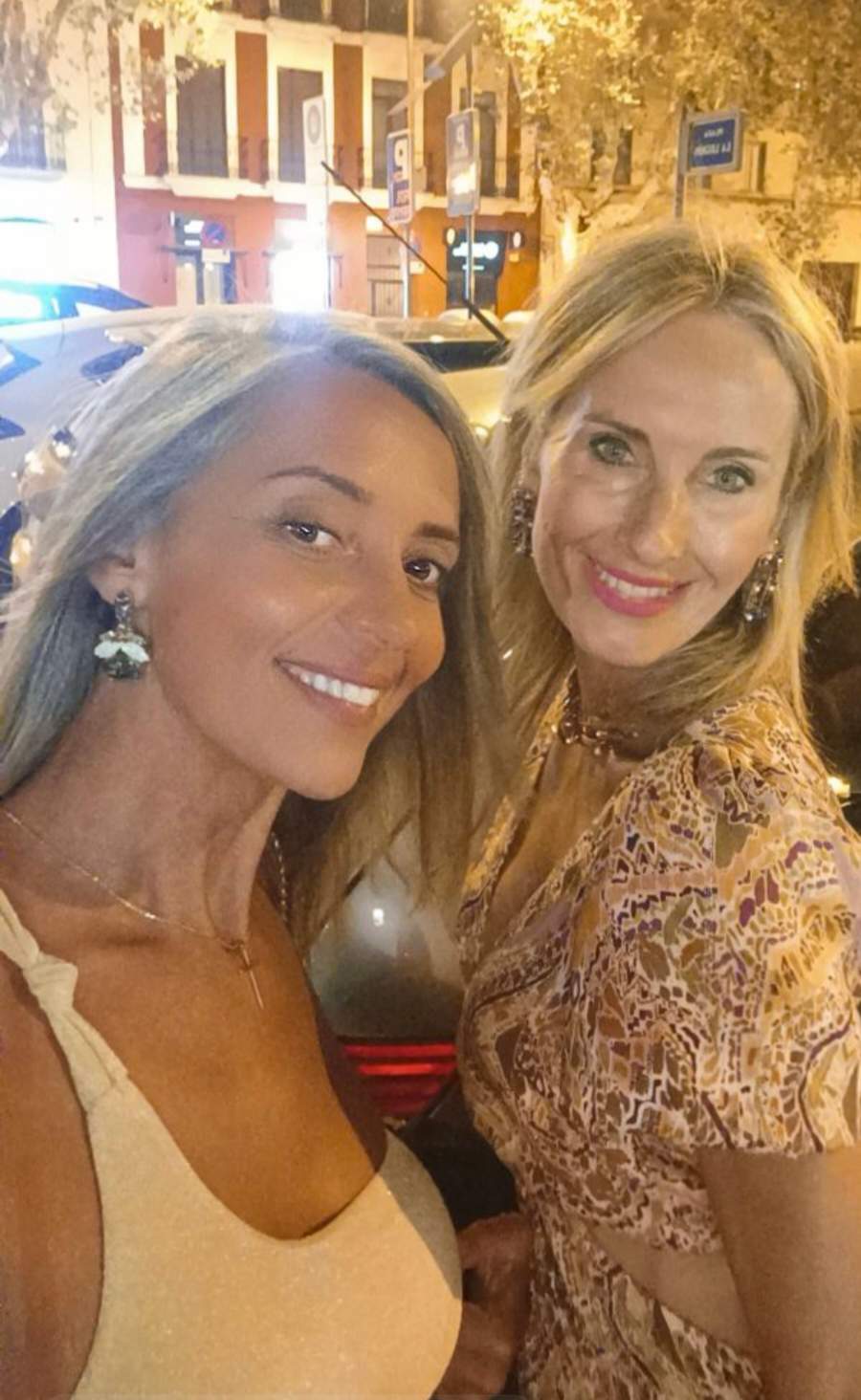 Con su amiga de la infancia Vanessa