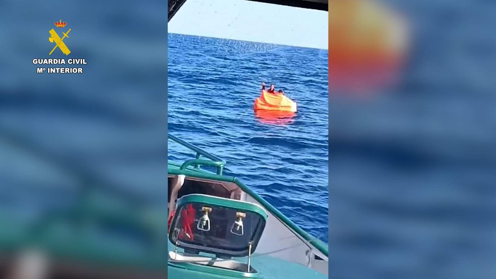 La débil balsa salvavidas donde fueron encontrados por la Guardia Civil