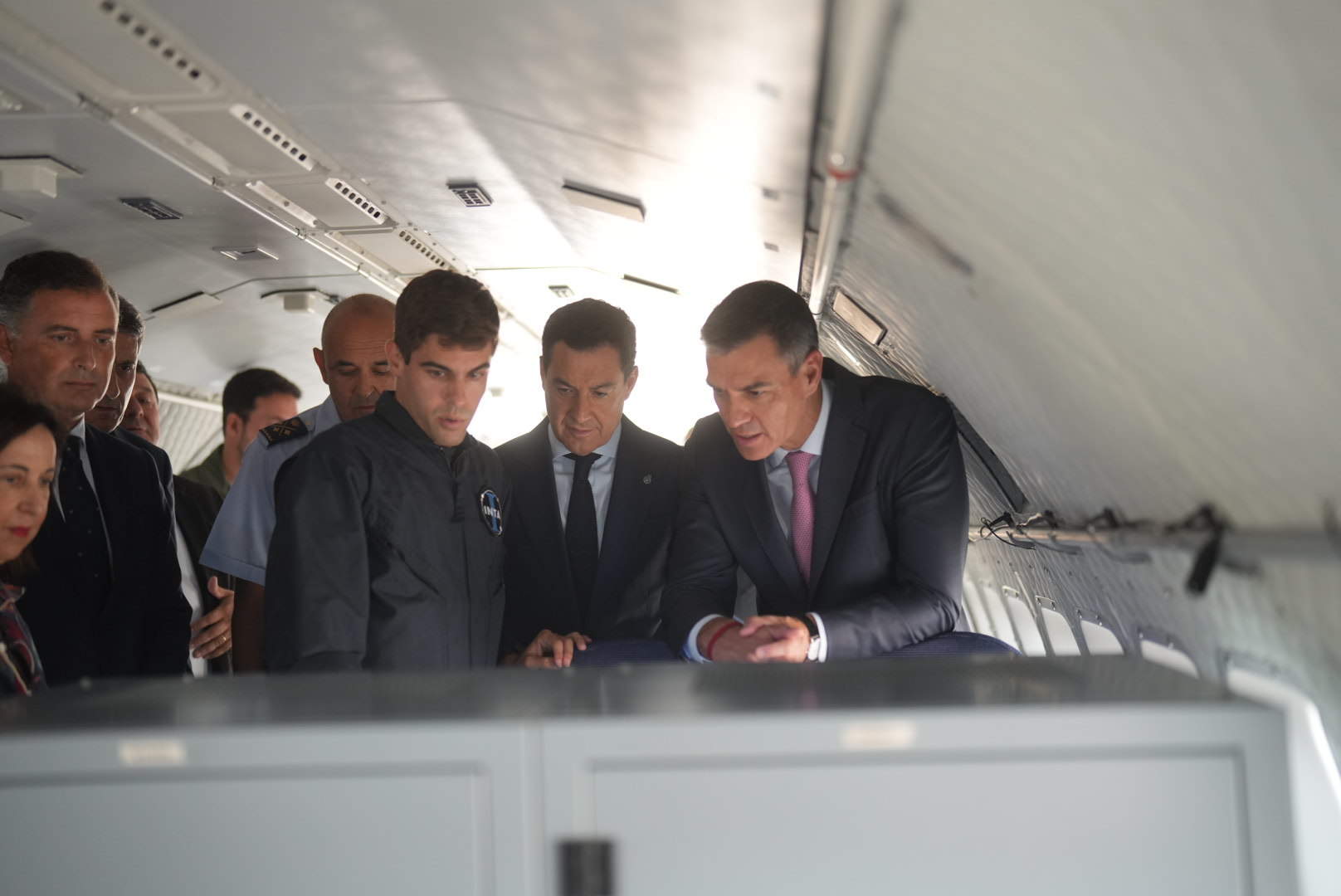 Pedro Sánchez y Juanma Moreno atienden las explicaciones en presencia del alcalde de Moguer
