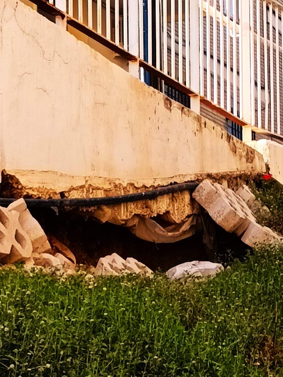 Muros caídos y socavones