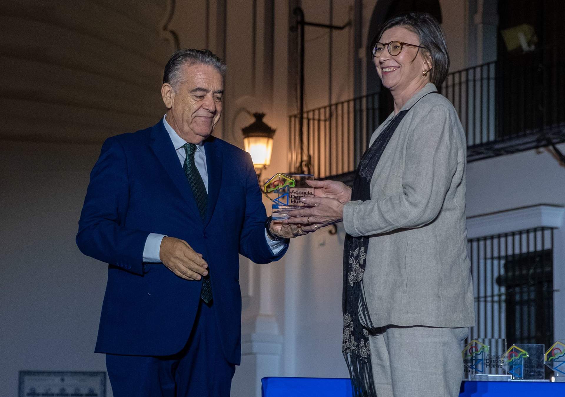 Francisco Bella entrega uno de los premios