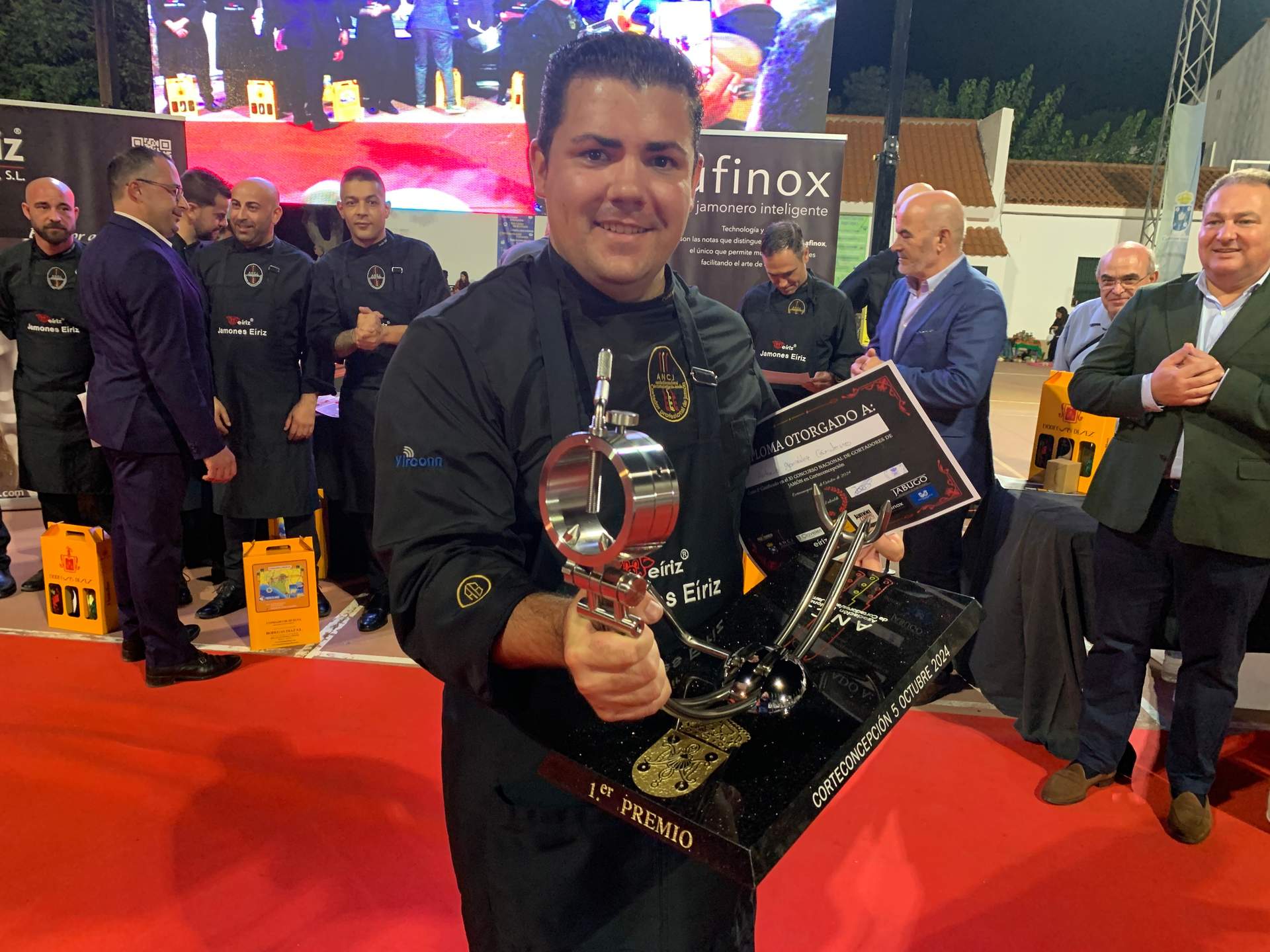 Antonio González, con su trofeo