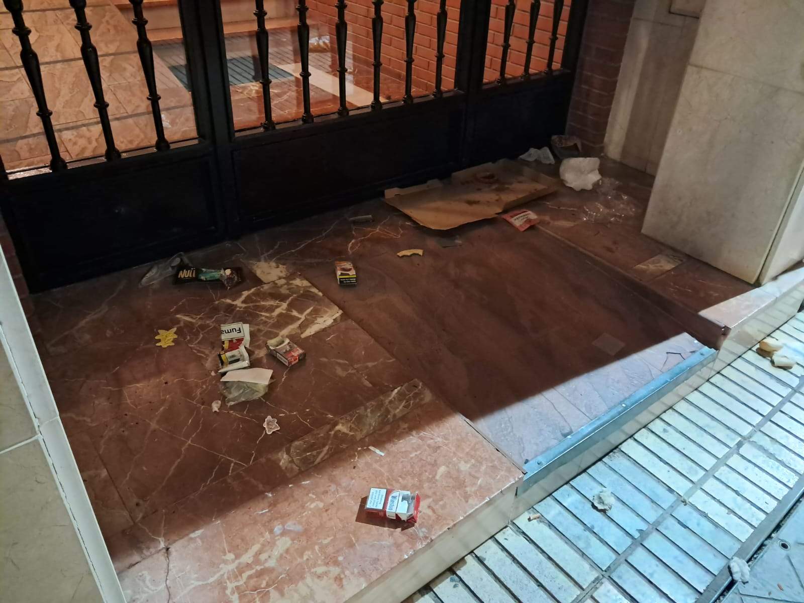 Restos de comida en un portal arrojados de forma incívica la zona de Dulce Nombre
